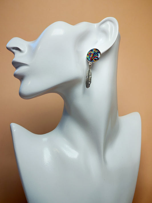 Boucles d’oreilles – Flammes multicolores et plumes argentées