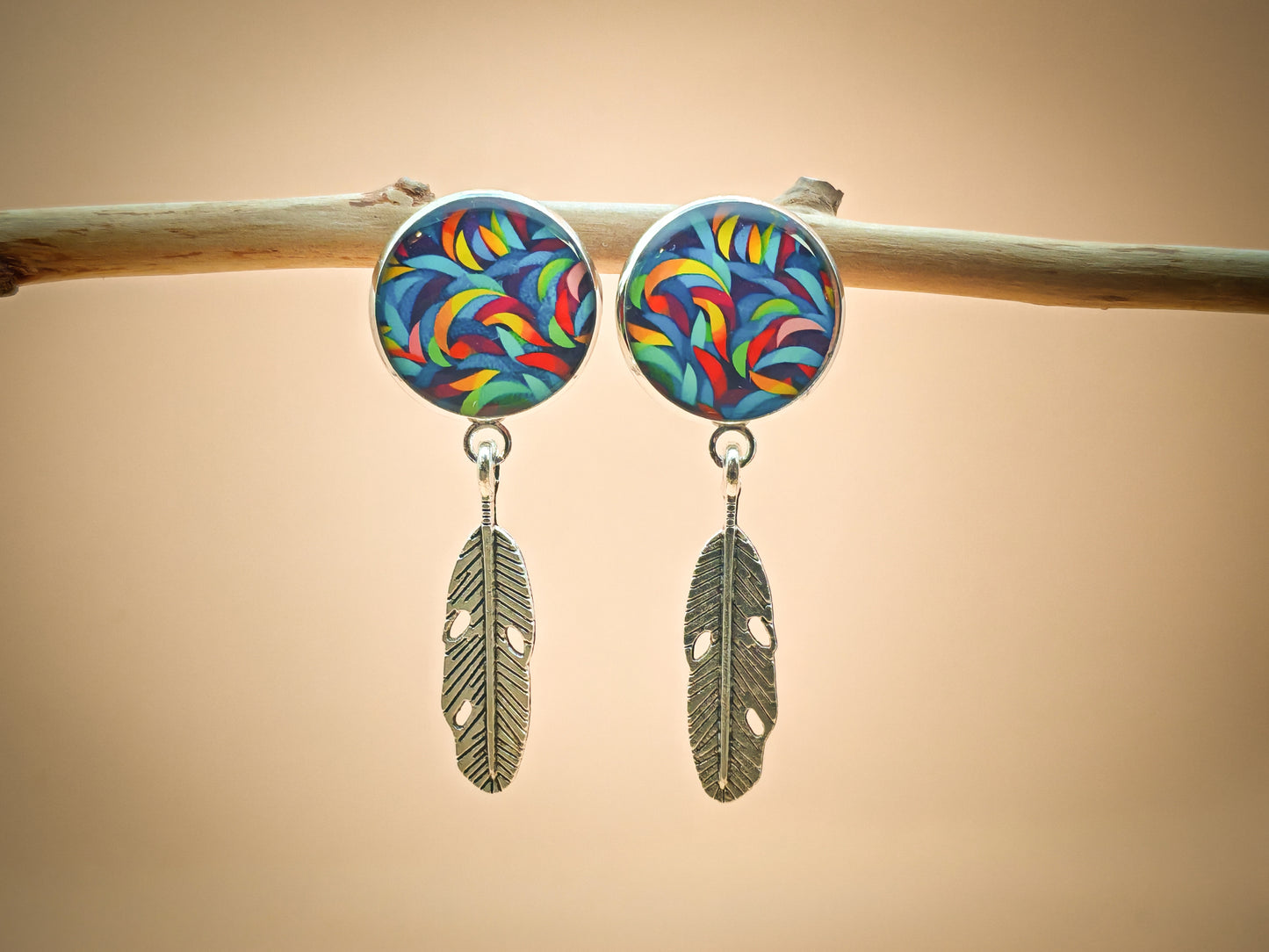 Boucles d’oreilles – Flammes multicolores et plumes argentées