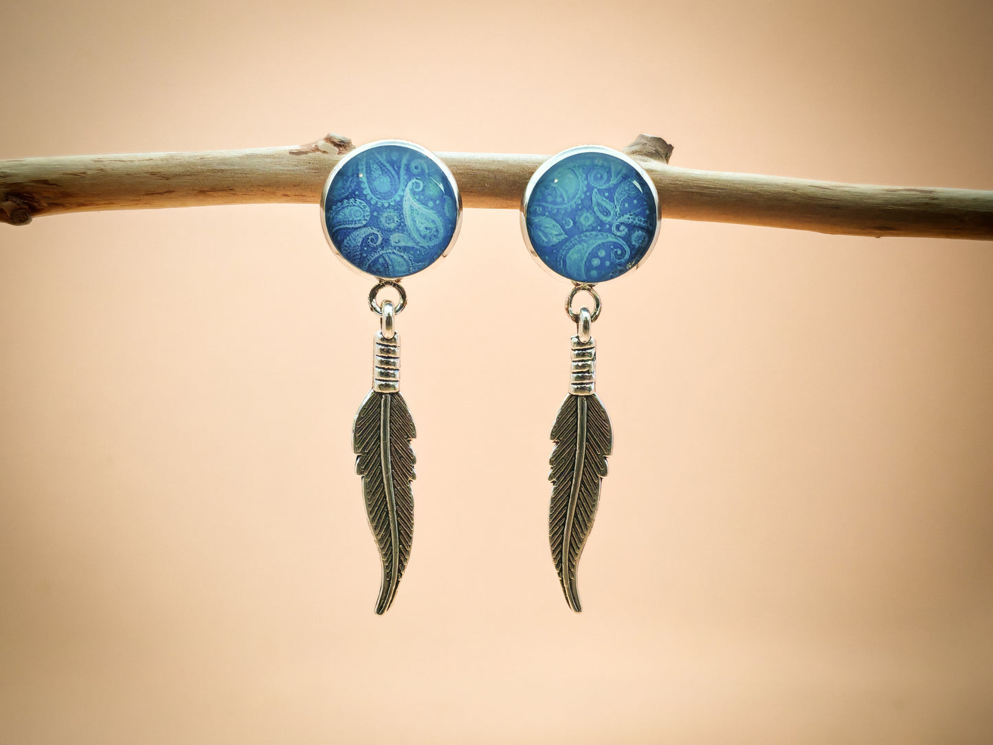 Boucles d’oreilles – Bleu cachemire et plume d’argent