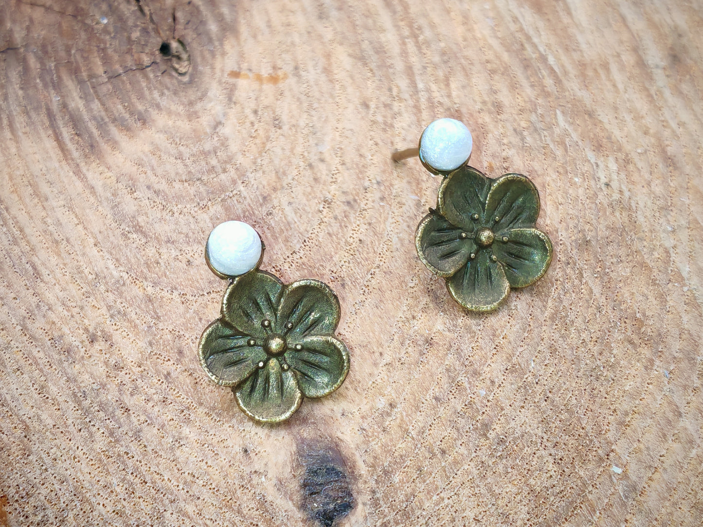 Clous d’oreilles – Fleur bohème et touche de couleur