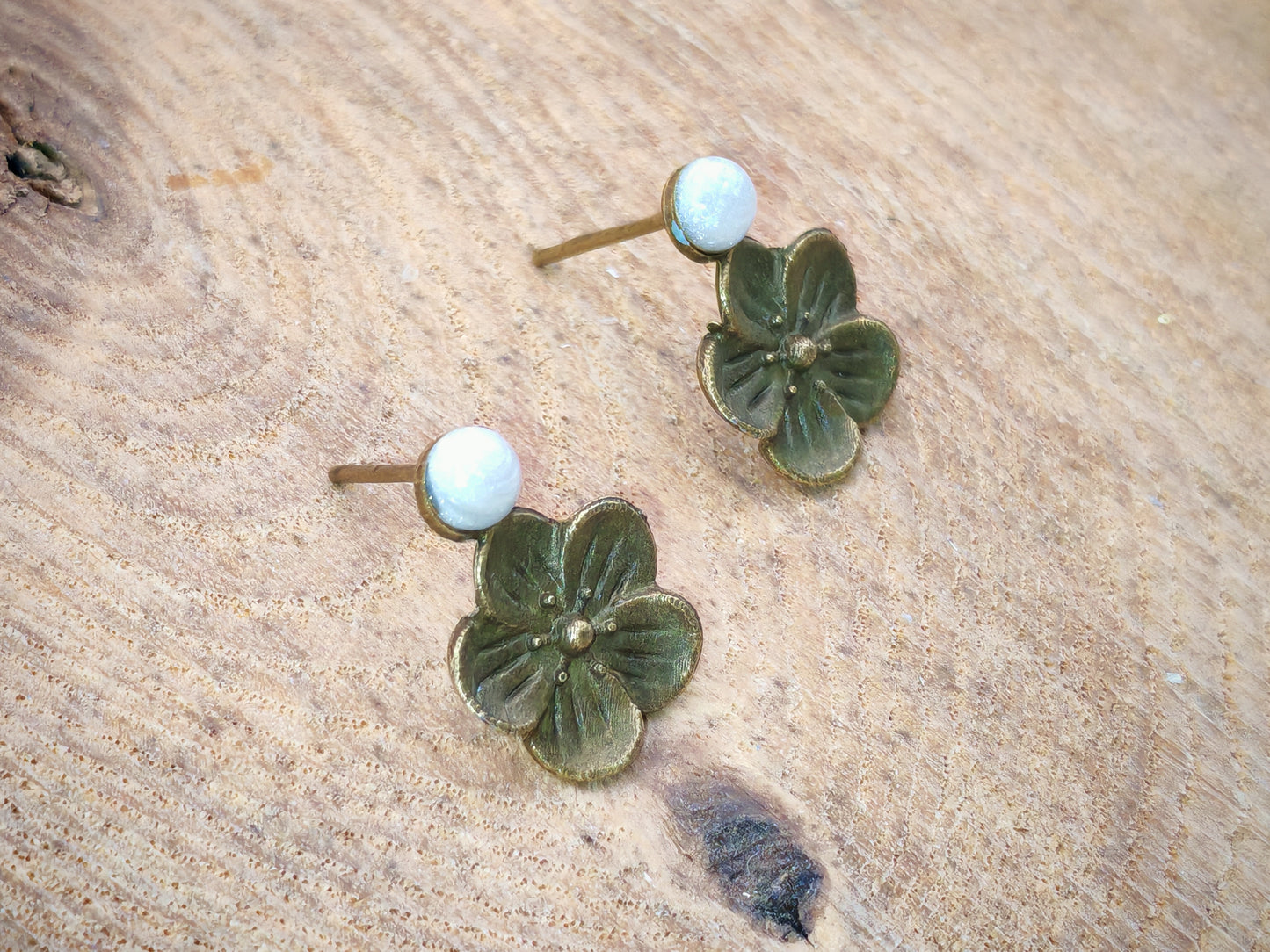 Clous d’oreilles – Fleur bohème et touche de couleur