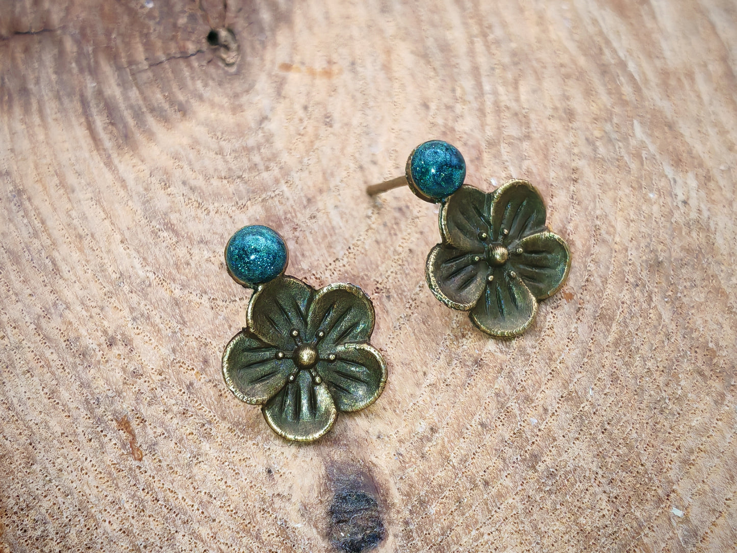 Clous d’oreilles – Fleur bohème et touche de couleur