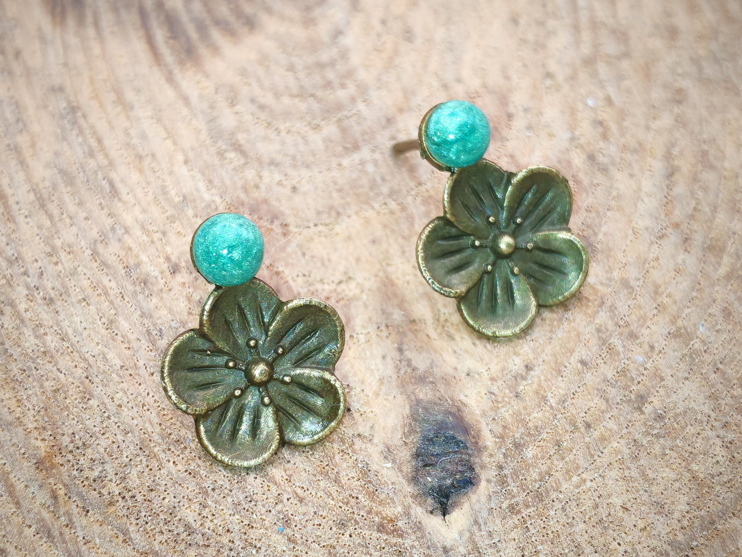 Clous d’oreilles – Fleur bohème et touche de couleur