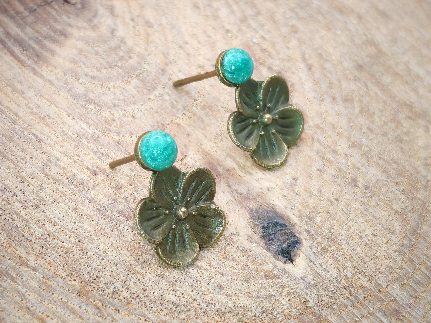 Clous d’oreilles – Fleur bohème et touche de couleur