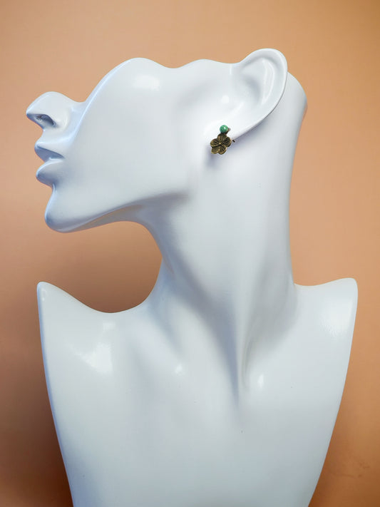 Clous d’oreilles – Fleur bohème et touche de couleur