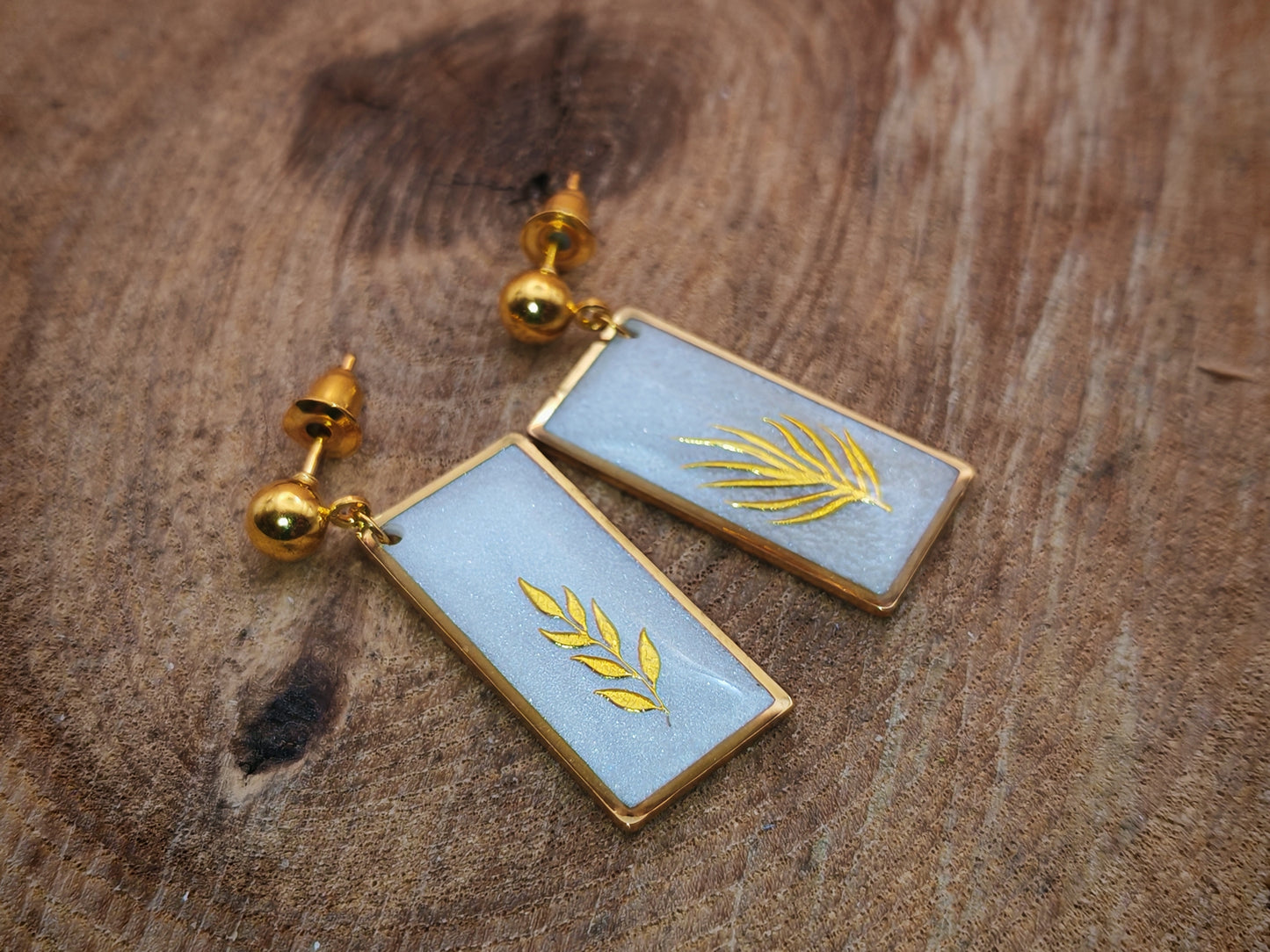 Boucles d’oreilles – Feuillages dorés suspendus