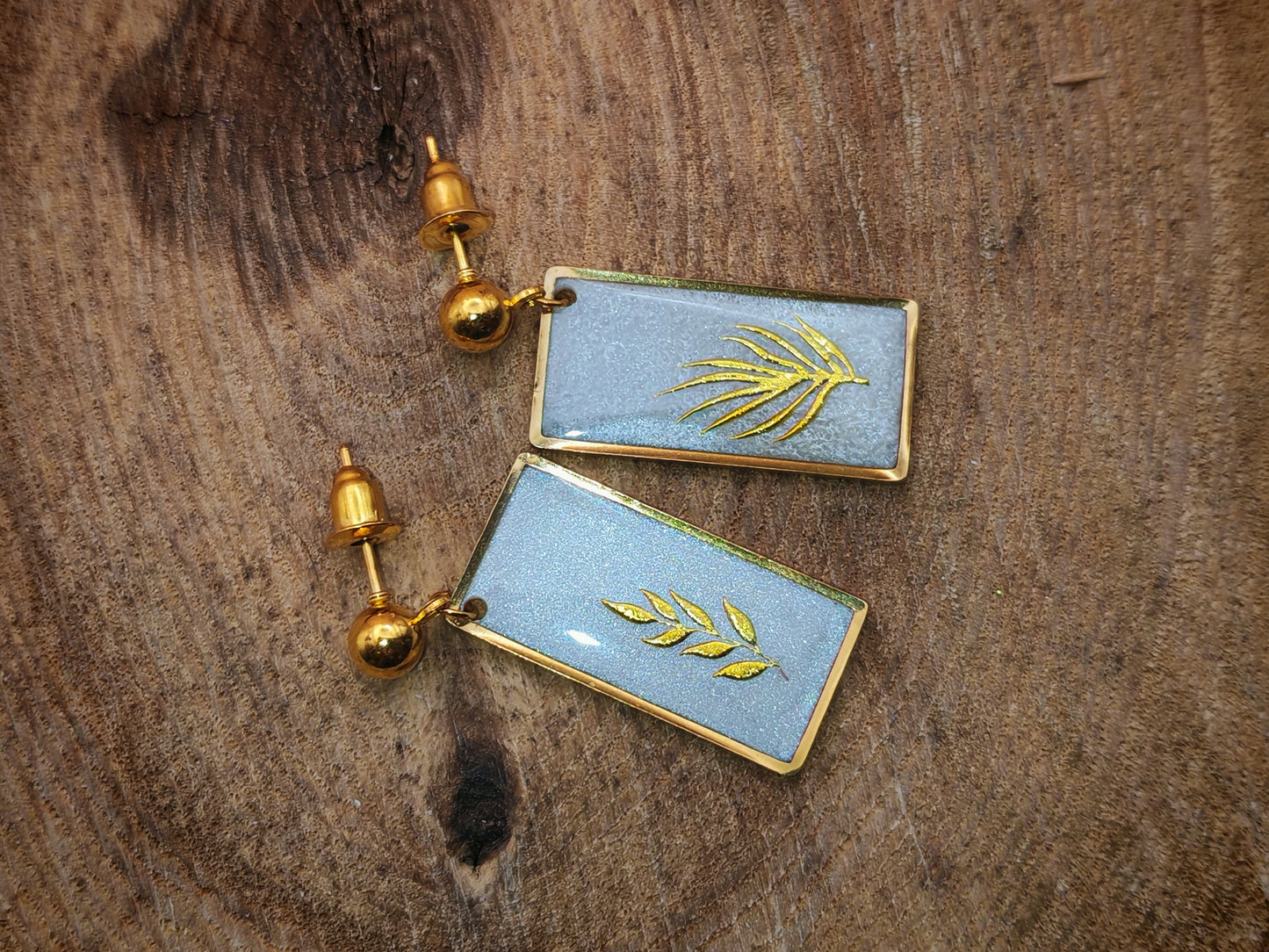 Boucles d’oreilles – Feuillages dorés suspendus