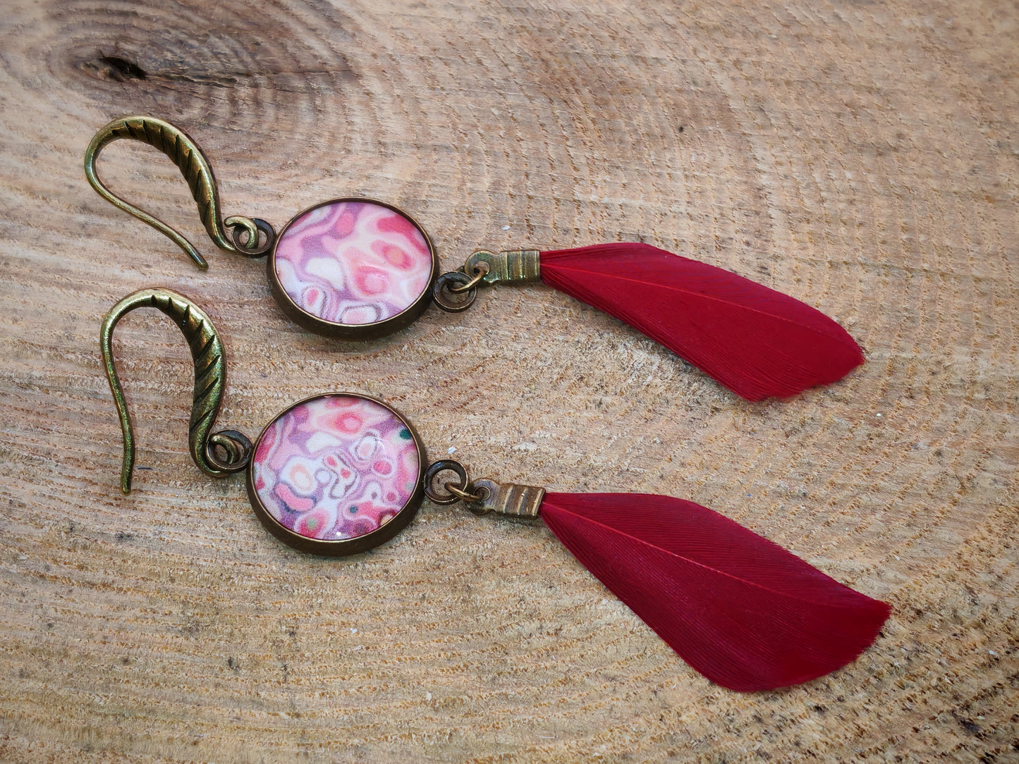 Boucles d’oreilles – Marbré rosé et plume bordeaux