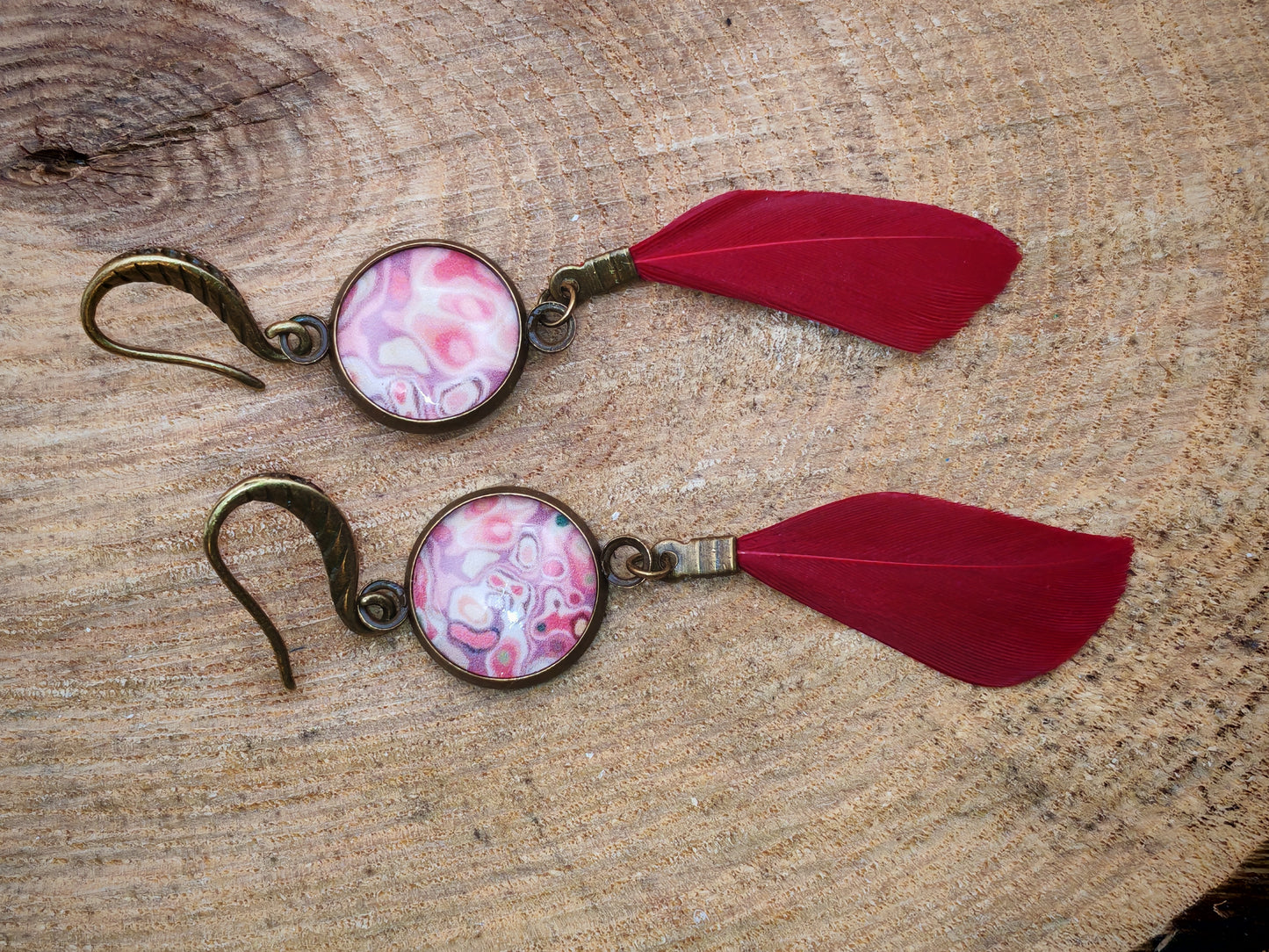 Boucles d’oreilles – Marbré rosé et plume bordeaux