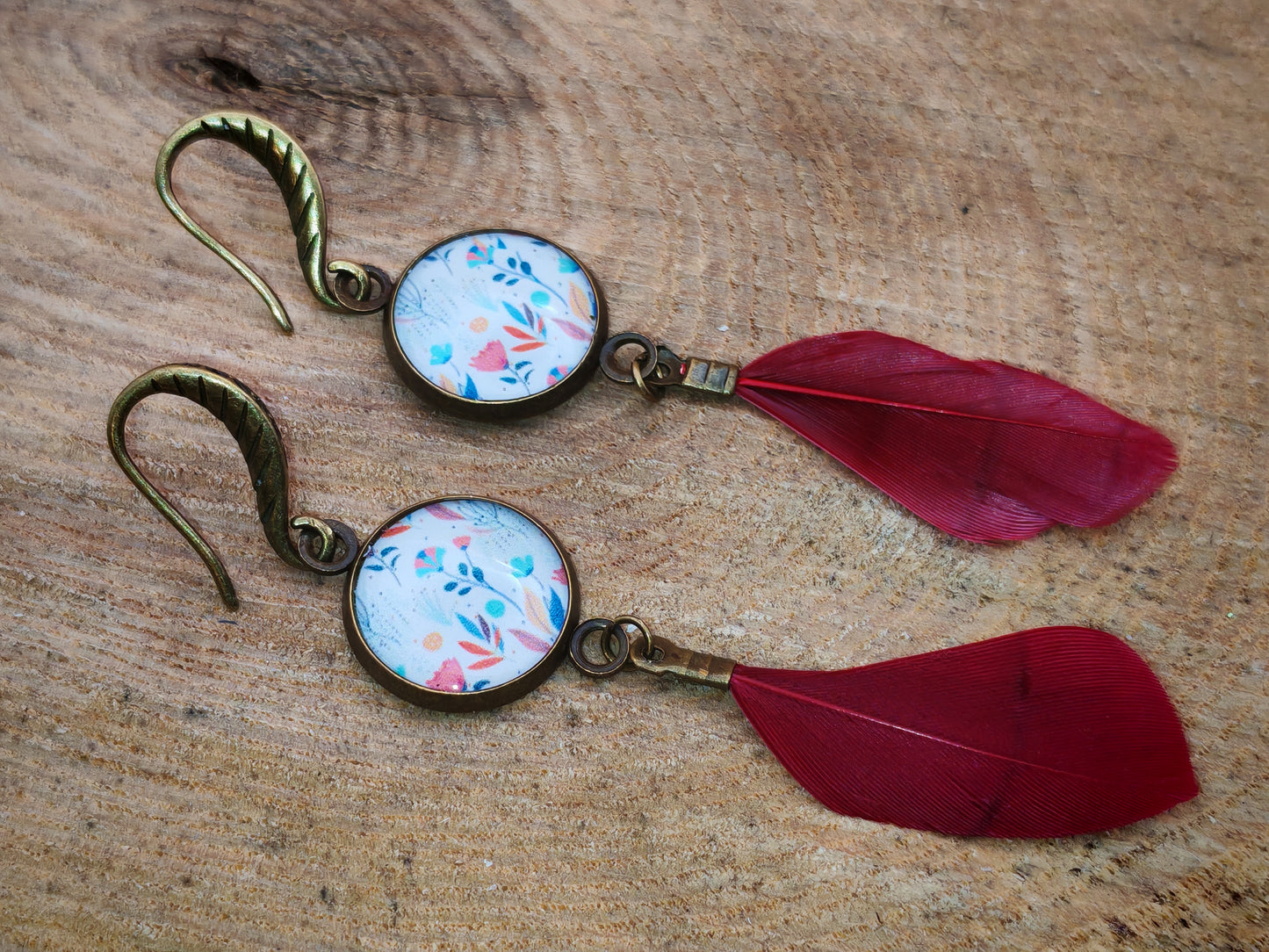 Boucles d’oreilles – Douceur florale et plume bordeaux