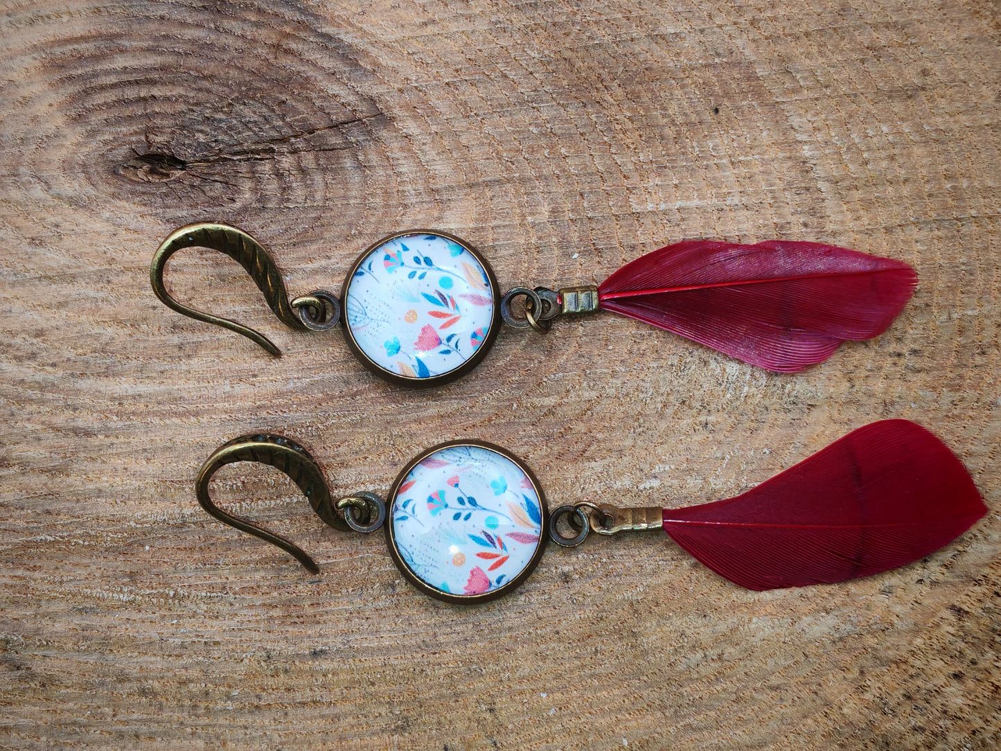 Boucles d’oreilles – Douceur florale et plume bordeaux