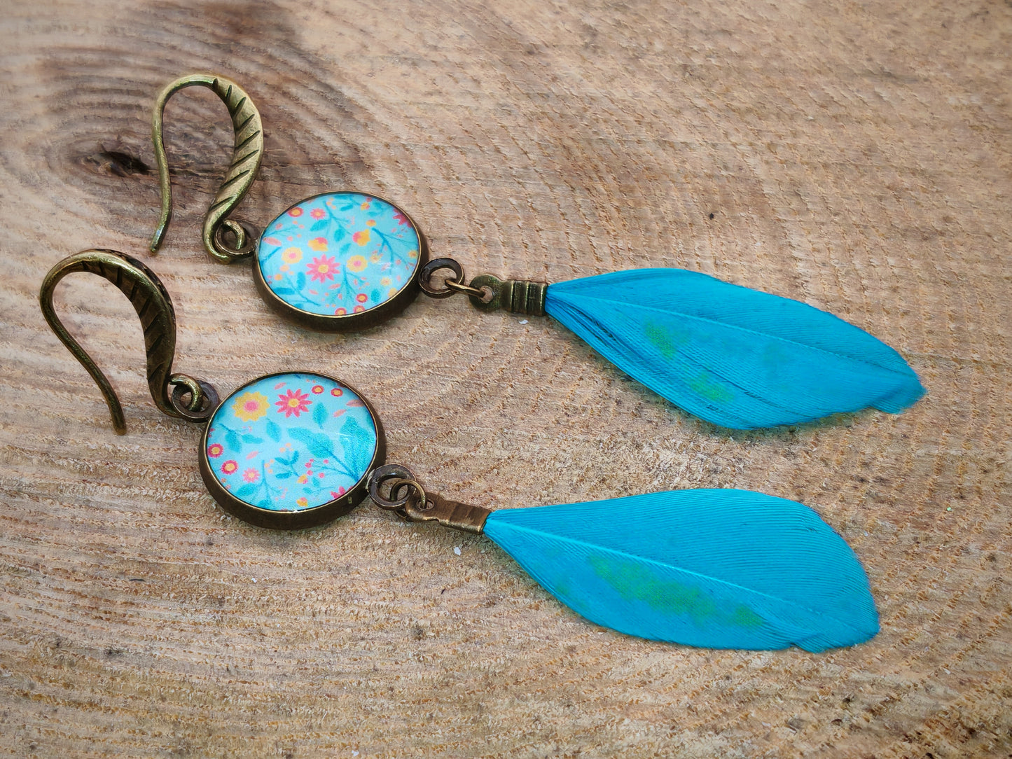 Boucles d’oreilles – Jardin fleuri et plume azur