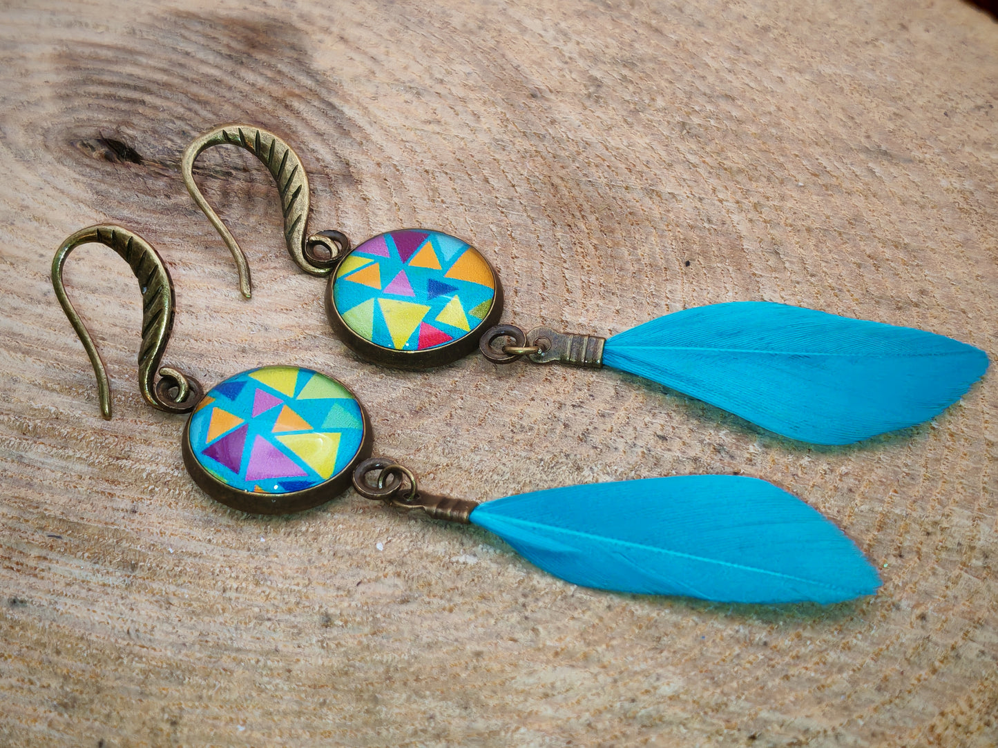 Boucles d’oreilles – Géométrie colorée et plume azur
