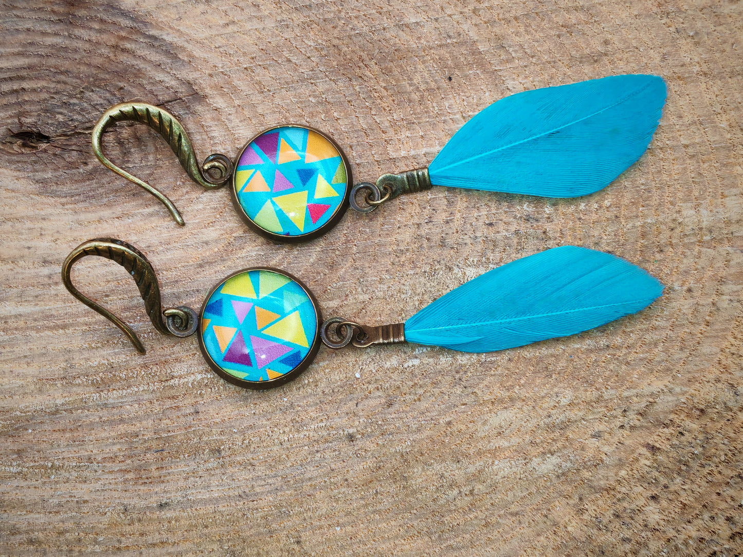 Boucles d’oreilles – Géométrie colorée et plume azur