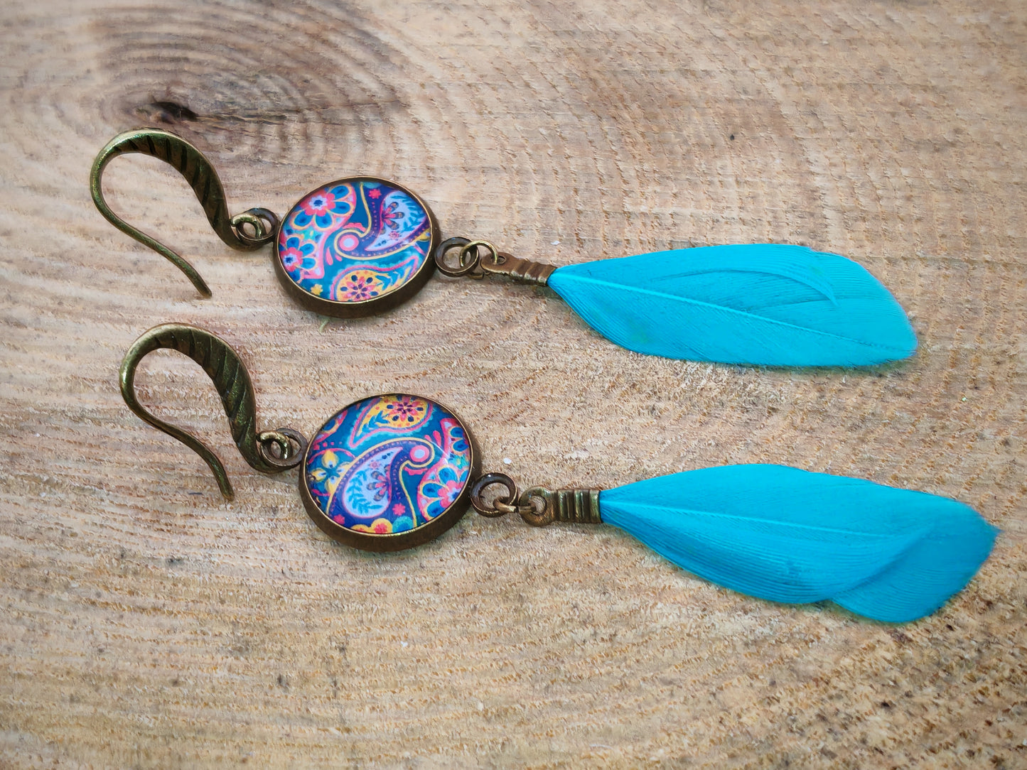 Boucles d’oreilles – Arabesques florales et plume azur