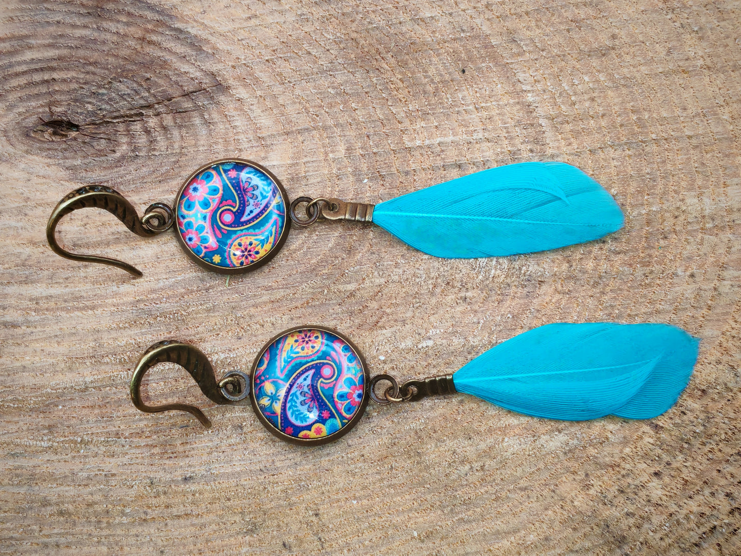 Boucles d’oreilles – Arabesques florales et plume azur