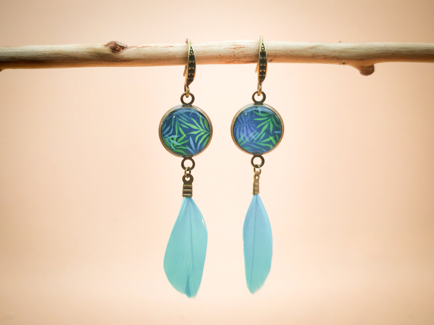 Boucles d’oreilles – Feuillage nocturne et plume azur