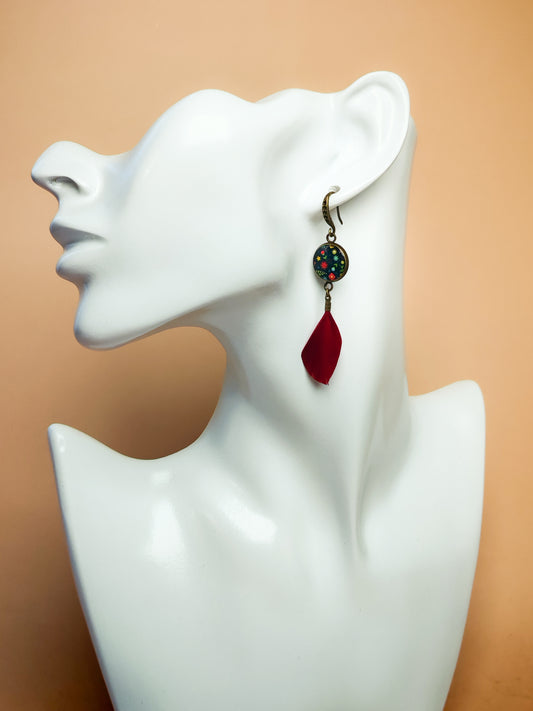 Boucles d’oreilles – Nuit fleurie et plume bordeaux