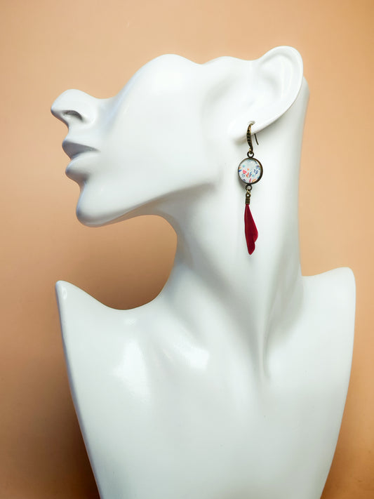 Boucles d’oreilles – Douceur florale et plume bordeaux