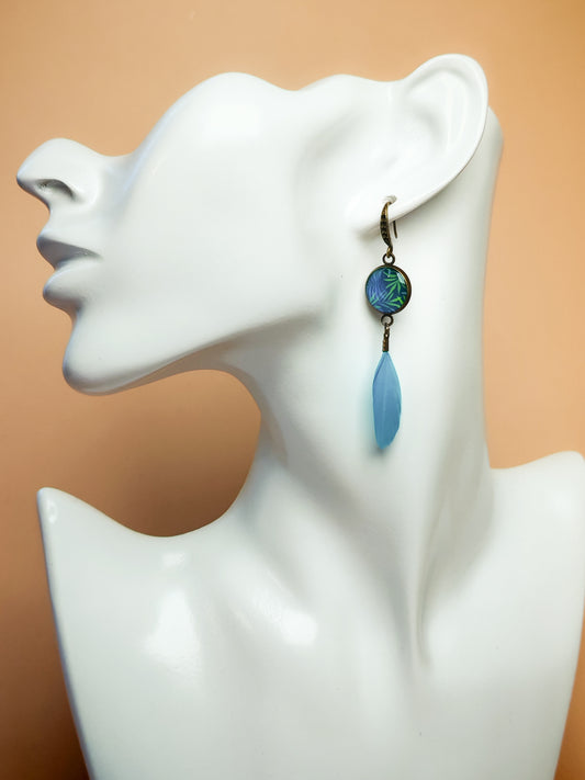 Boucles d’oreilles – Feuillage nocturne et plume azur