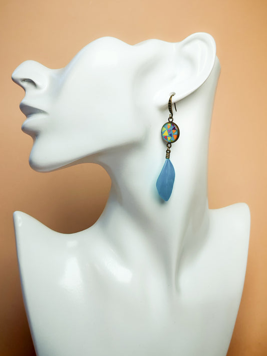 Boucles d’oreilles – Géométrie colorée et plume azur