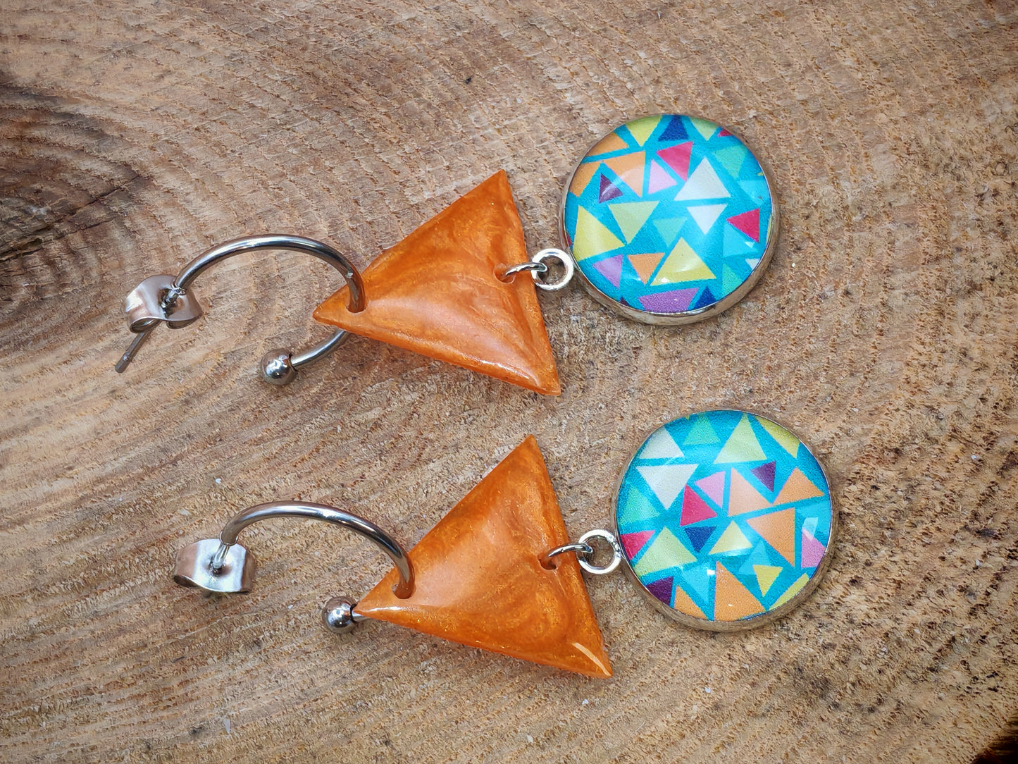 Demi-créoles – Triangle corail et géométrie colorée