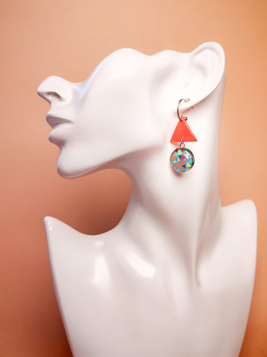 Demi-créoles – Triangle corail et géométrie colorée