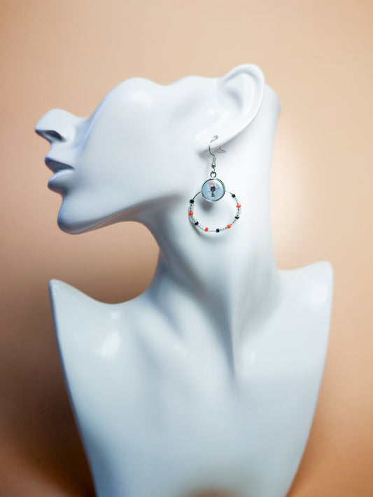 Boucles d’oreilles – Créoles argentées & cabochons toucan tropical