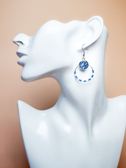 Boucles d’oreilles – Créoles argentées & cabochons paisley bleu