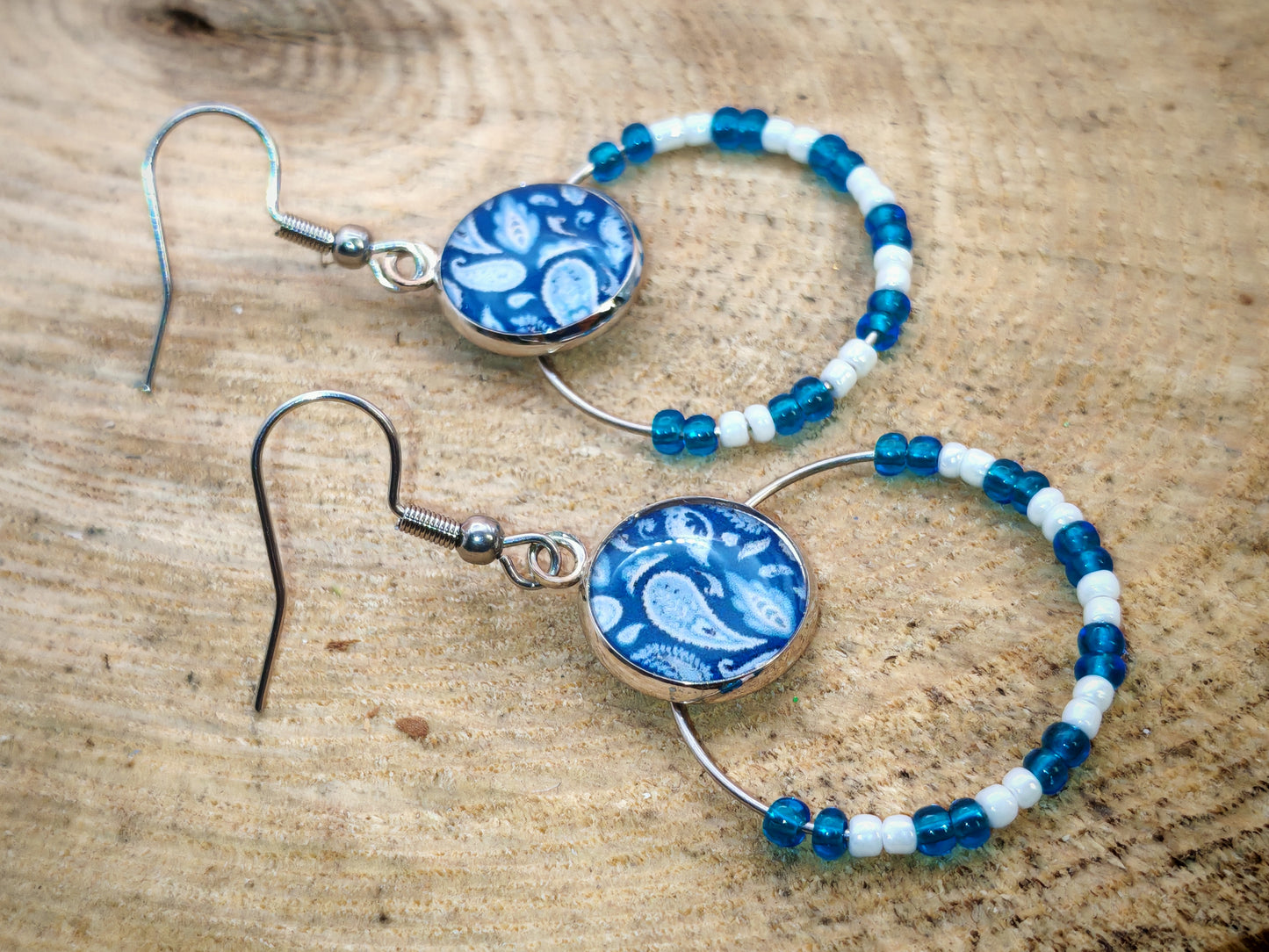 Boucles d’oreilles – Créoles argentées & cabochons paisley bleu