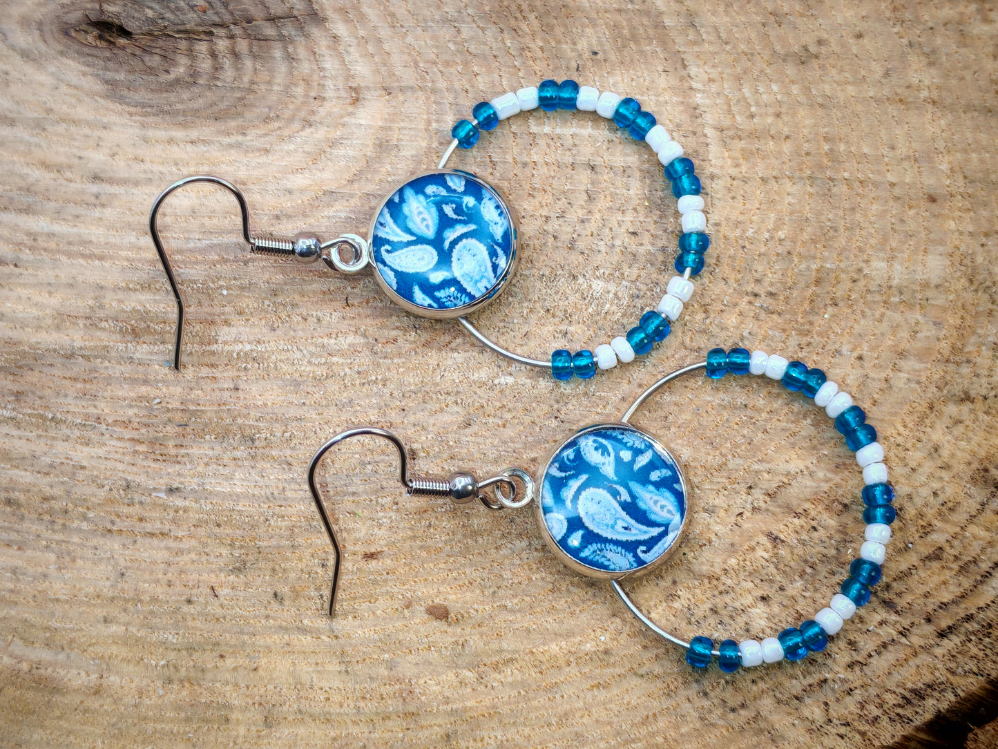 Boucles d’oreilles – Créoles argentées & cabochons paisley bleu