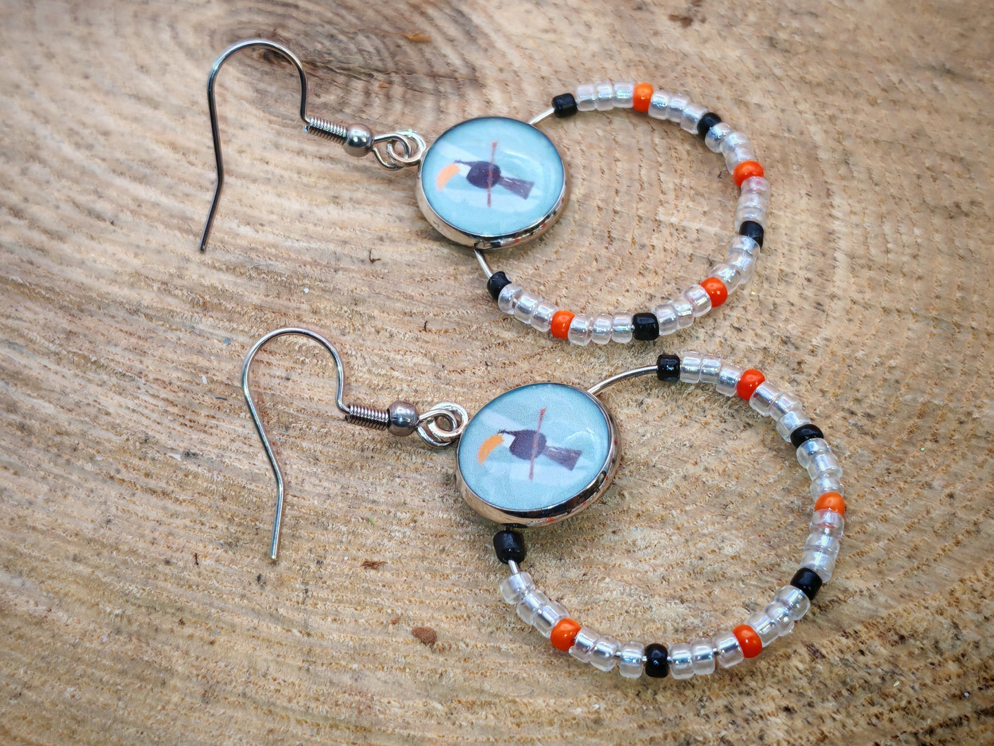 Boucles d’oreilles – Créoles argentées & cabochons toucan tropical
