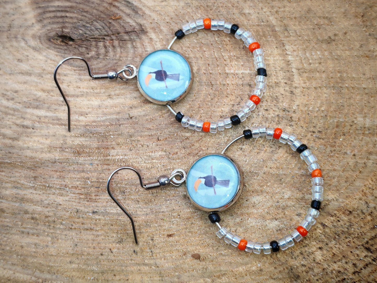 Boucles d’oreilles – Créoles argentées & cabochons toucan tropical
