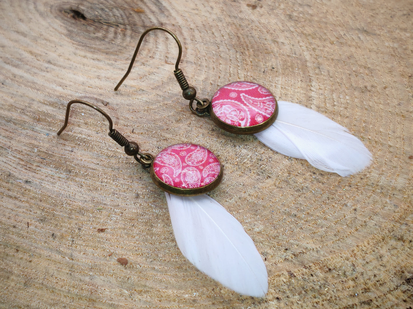 Boucles d’oreilles – Cabochons roses & plumes bohèmes