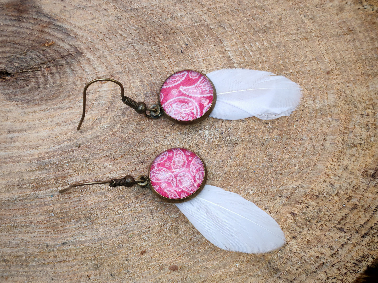 Boucles d’oreilles – Cabochons roses & plumes bohèmes