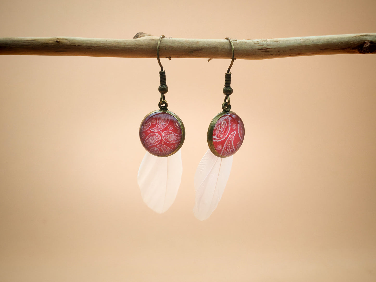 Boucles d’oreilles – Cabochons roses & plumes bohèmes