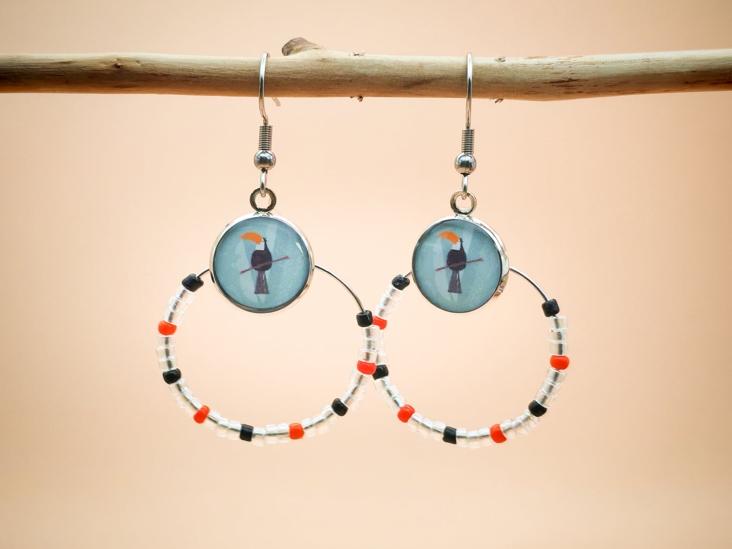 Boucles d’oreilles – Créoles argentées & cabochons toucan tropical