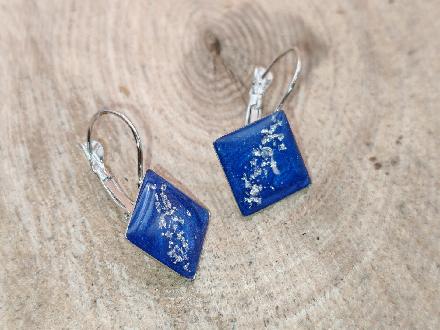Boucles d’oreilles dormeuses – Cristaux d’argent sur ciel nocturne
