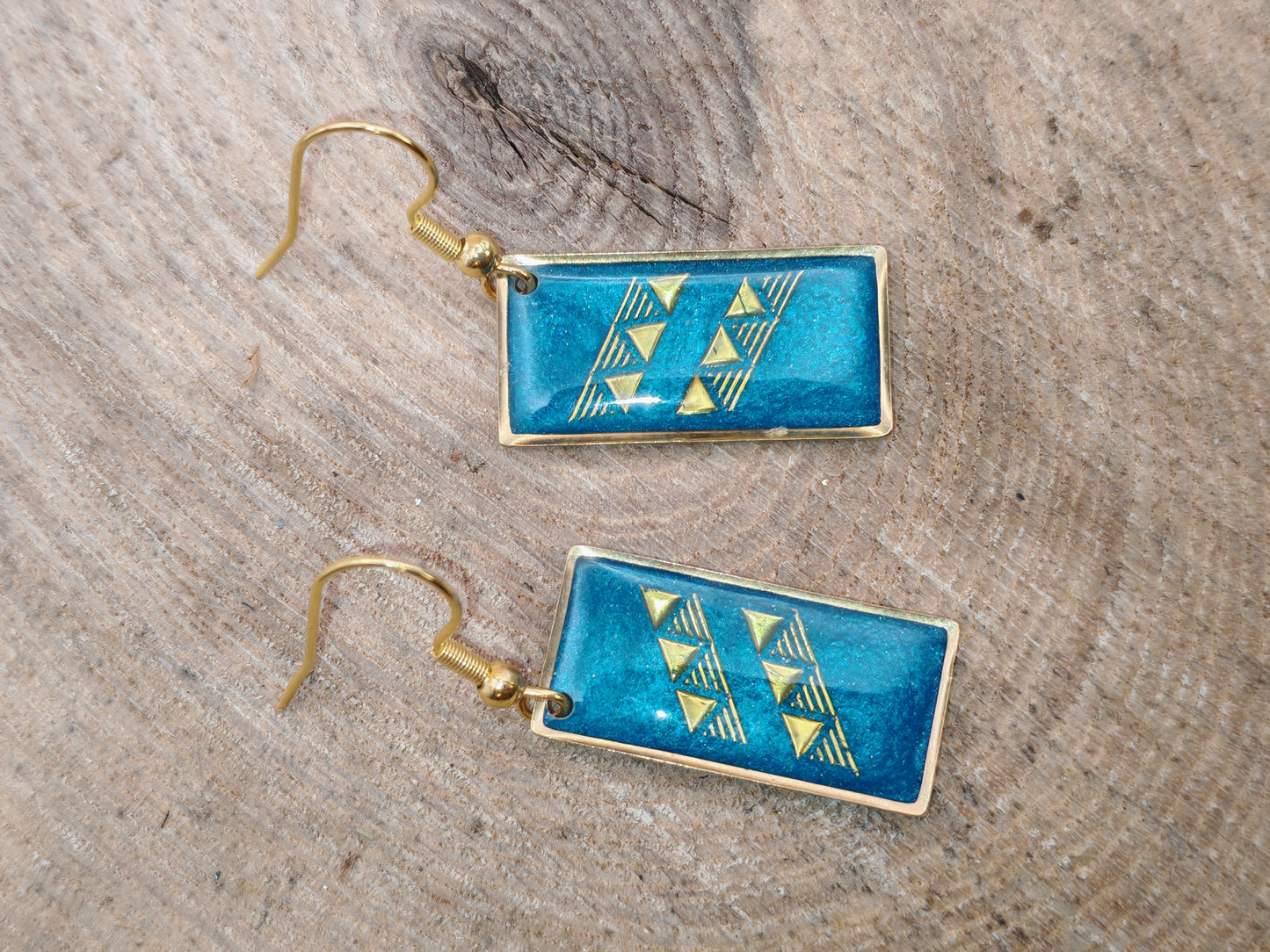 Boucles d’oreilles – Triangles d’or sur lagon profond