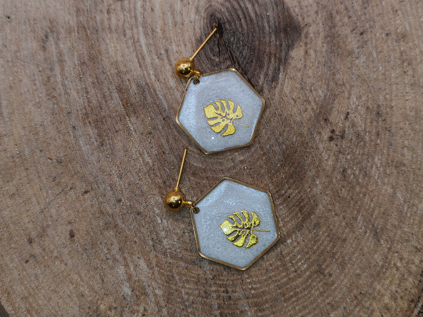Boucles d’oreilles – Feuilles dorées sur blanc givré