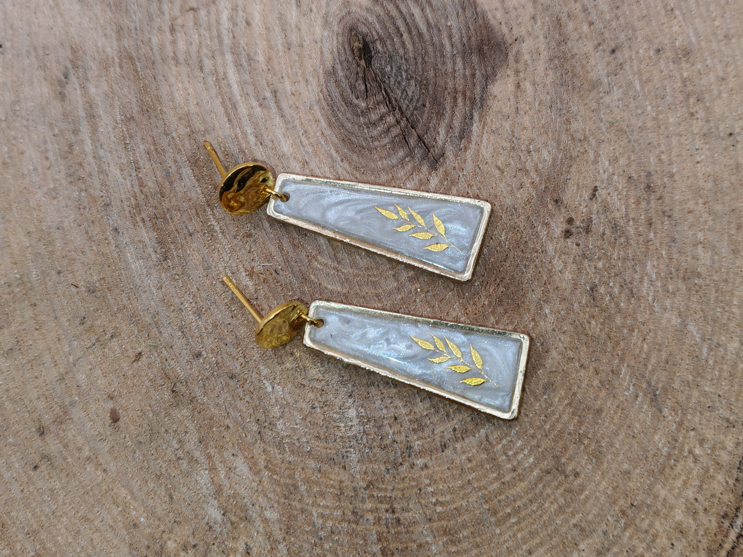 Boucles d’oreilles – Brindilles dorées sur blanc nacré