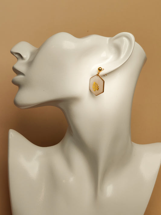 Boucles d’oreilles – Feuilles dorées sur blanc givré