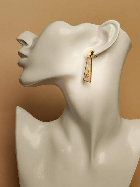 Boucles d’oreilles – Brindilles dorées sur blanc nacré