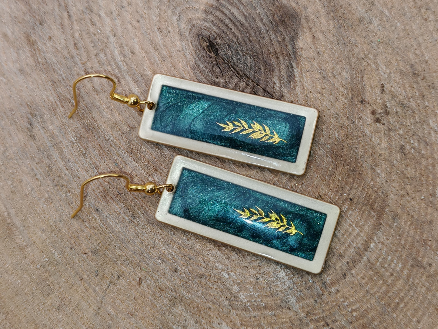 Boucles d’oreilles – Brins dorés sur vert profond