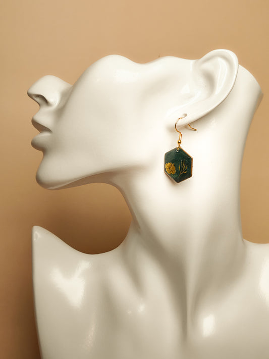 Boucles d’oreilles – Fleurs d’or sur vert profond