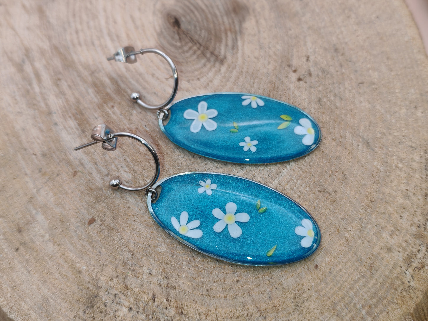 Boucles d’oreilles – Fleurs sur fond turquoise