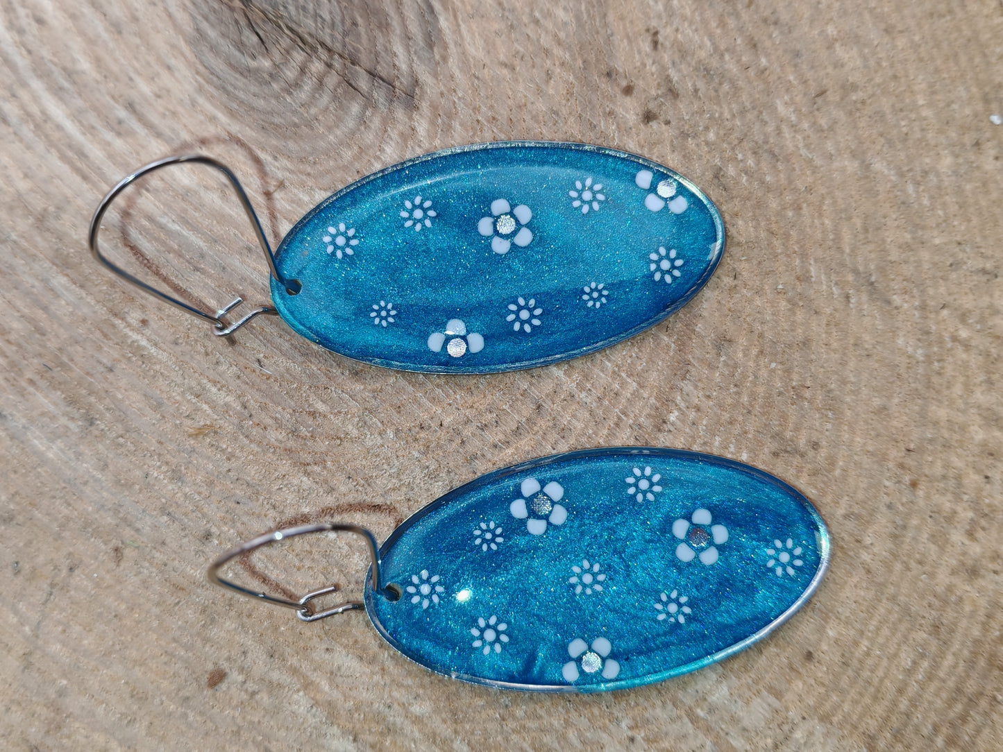 Boucles d’oreilles – Fleurs blanches sur bleu profond