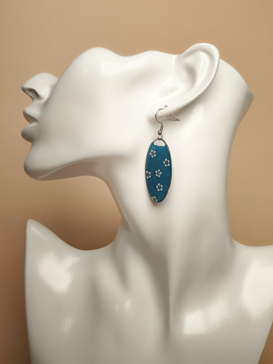 Boucles d’oreilles – Petites fleurs blanches sur fond bleu turquoise