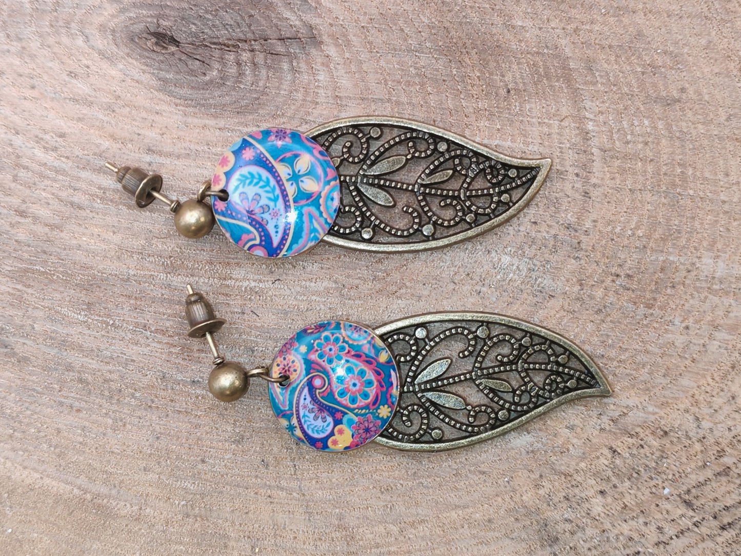 Boucles d’oreilles – Feuilles bronze et arabesques colorées