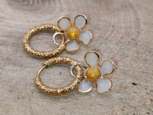 Boucles d’oreilles créoles – Marguerite au cœur solaire